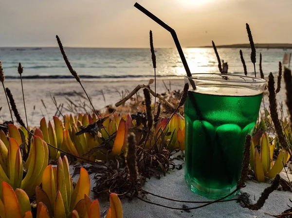 Zomer cocktail op het strand bij zonsondergang — Stockfoto