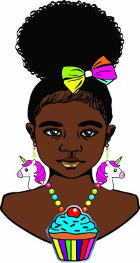 Afro pofuduk saç stili, renkli kurdeleli, boncuklu tek boynuzlu küpe ve renkli boncuklu kek kolyesi olan güzel siyah bir kız..