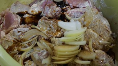 Soğan eti kebabı mayonez şampiyonu ve soya sosu.