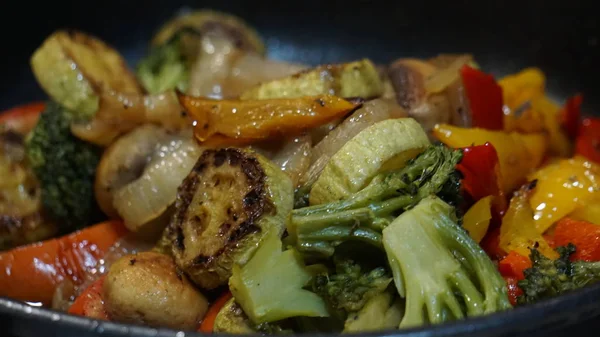 Kırmızı ve sarı dolma biber, yeşil kabak, soğan, yeşil brokoli ve şampiyonlar tavada kızartılır.
