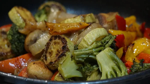 Kırmızı ve sarı dolma biber, yeşil kabak, soğan, yeşil brokoli ve şampiyonlar tavada kızartılır.