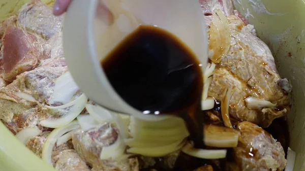 Soğan eti kebabı mayonez şampiyonu ve soya sosu.