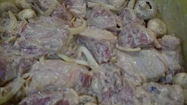 Soğan eti kebabı mayonez şampiyonu ve soya sosu.