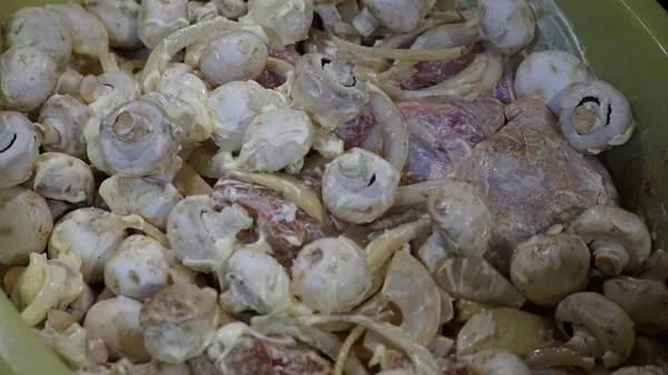 Soğan eti kebabı mayonez şampiyonu ve soya sosu.