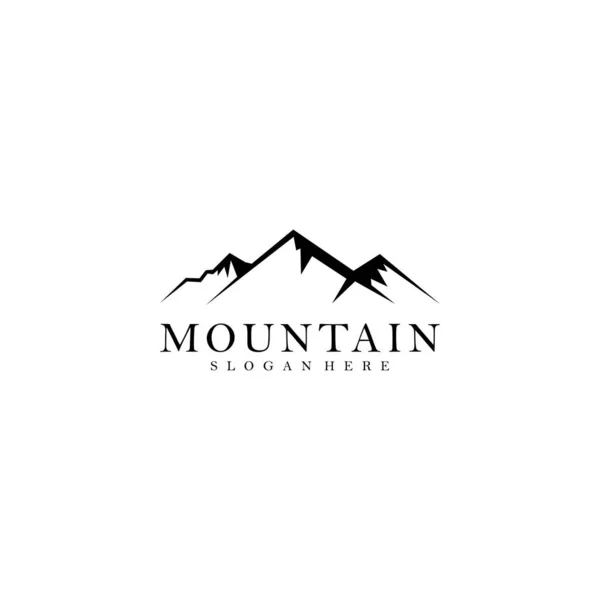山と屋外の冒険のロゴ木と金の色 — ストックベクタ