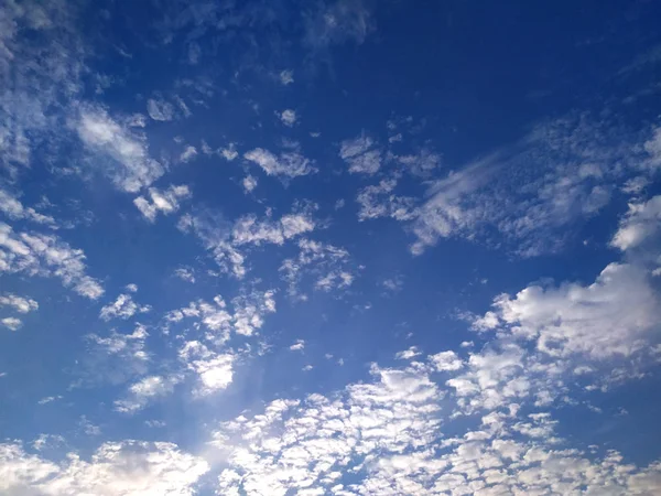 Όμορφη Καλοκαιρινή Πανοραμική Θέα Του Cloudscape Και Μπλε Ουρανό — Φωτογραφία Αρχείου
