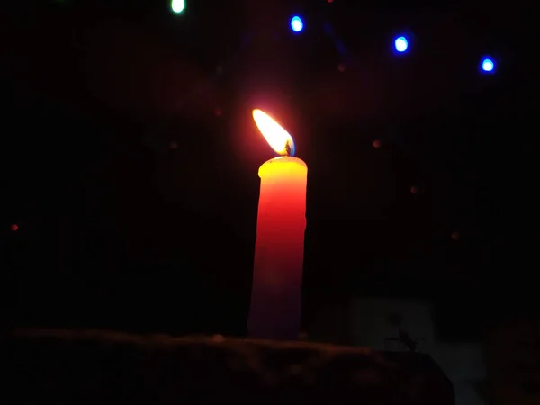 Una Llama Candelabro Enciende Noche Oscura Con Luz Brillando Detrás — Foto de Stock