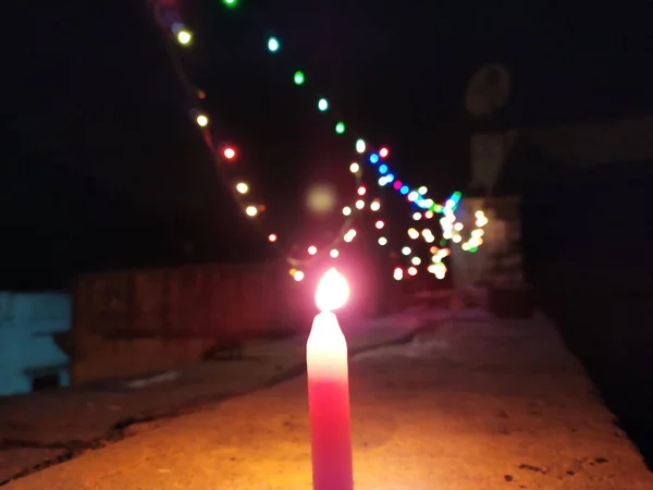 Een Kaars Vlam Geeft Licht Donkere Nacht Met Licht Knipperen — Stockfoto