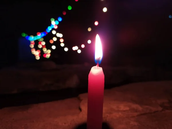 Een Kaars Vlam Geeft Licht Donkere Nacht Met Licht Knipperen — Stockfoto