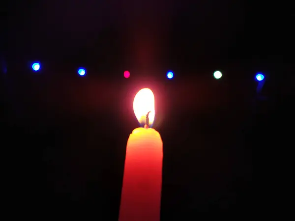 Свечное Пламя Дающее Свет Тёмную Ночь Светом Падающим Между Ног — стоковое фото