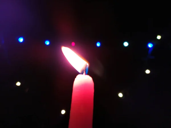 Eine Kerzenflamme Gibt Licht Dunkler Nacht Hinter Der Das Licht — Stockfoto
