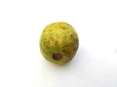 taze tatlılar beyaz arka planda izole edilmiş sağlıklı guava meyveleri