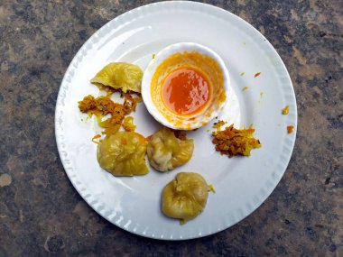 Kırmızı Chutny 'li seksi anneler taştan arka planda beyaz bir tabak koymuşlar.