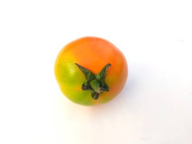 Beyaz arka planda izole edilmiş taze organik tamotolar