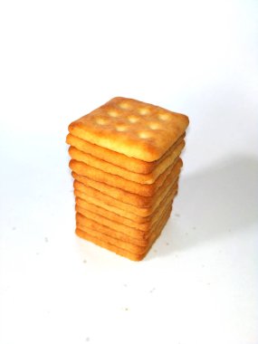 Beyaz arka planda izole edilmiş sindirim kepekli bisküviler.