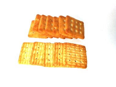 Beyaz arka planda izole edilmiş sindirim kepekli bisküviler.