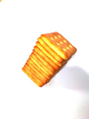 Beyaz arka planda izole edilmiş sindirim kepekli bisküviler.