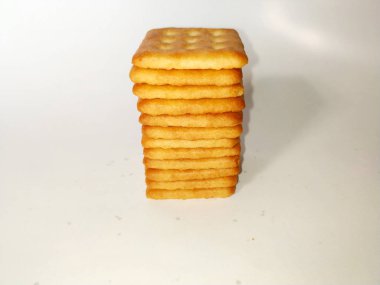 Beyaz arka planda izole edilmiş sindirim kepekli bisküviler.