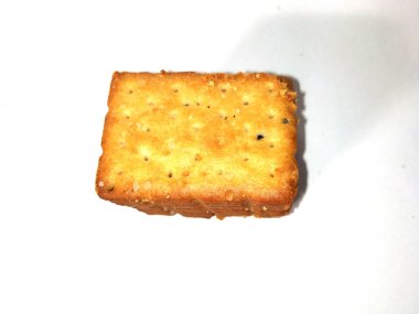 Beyaz arka planda izole edilmiş sindirim kepekli bisküviler.