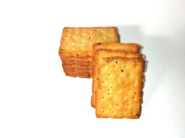 Beyaz arka planda izole edilmiş sindirim kepekli bisküviler.