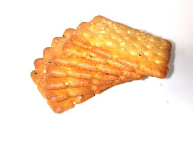 Beyaz arka planda izole edilmiş sindirim kepekli bisküviler.