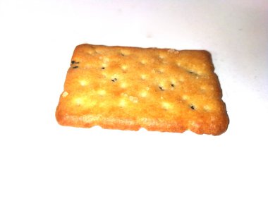 Beyaz arka planda izole edilmiş sindirim kepekli bisküviler.