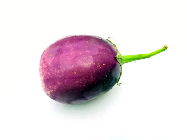 Beyaz arka planda izole edilmiş taze ve sağlıklı bir brinjal.