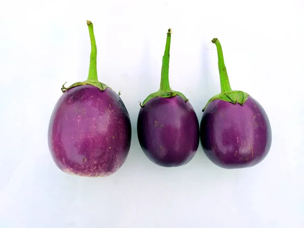 Une Brinjal Fraîche Saine Isolée Sur Fond Blanc — Photo