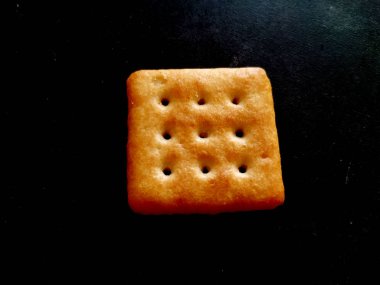 Siyah zemin üzerinde izole edilmiş sindirim buğday bisküvileri.