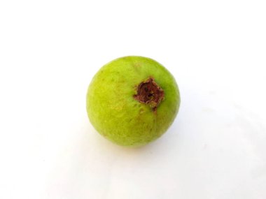 Beyaz arka planda izole edilmiş taze, sağlıklı yeşil guava.