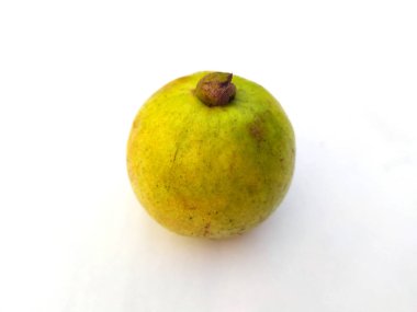 Beyaz arka planda izole edilmiş taze, sağlıklı yeşil guava.