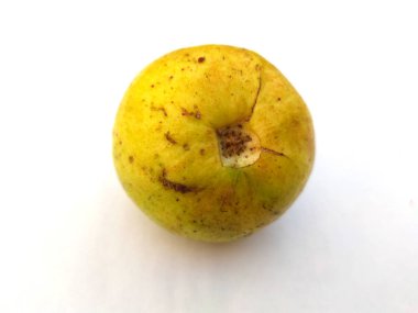 Beyaz arka planda izole edilmiş taze, sağlıklı yeşil guava.