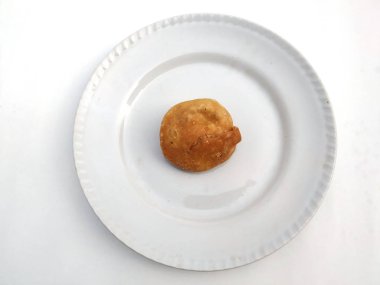 Hindistan çölü taze kachori beyaz arka plana izole edilmiş beyaz bir tabak koyun.