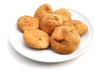 Hindistan çölü taze kachori beyaz arka plana izole edilmiş beyaz bir tabak koyun.