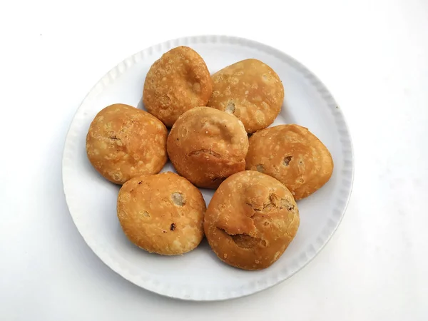 Hindistan çölü taze kachori beyaz arka plana izole edilmiş beyaz bir tabak koyun.