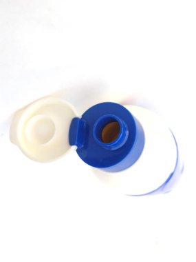 Beyaz arka planda izole edilmiş mavi ve beyaz soğuk su şişesi.