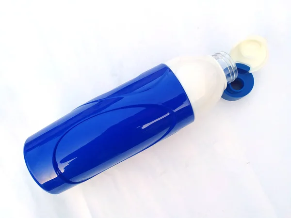 Botol Air Dingin Biru Dan Putih Yang Terisolasi Pada Latar — Stok Foto