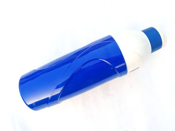 Синий Белый Бутылки Холодной Воды Изолированы Белом Фоне — стоковое фото