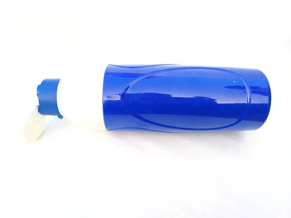 Botol Air Dingin Biru Dan Putih Yang Terisolasi Pada Latar — Stok Foto