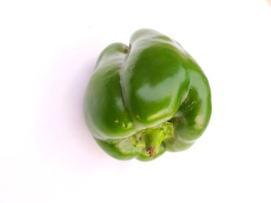 Taze yeşil dolma biber (capsicum) beyaz arkaplanda izole