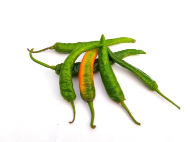 Beyaz arkaplanda uzun yeşil biber