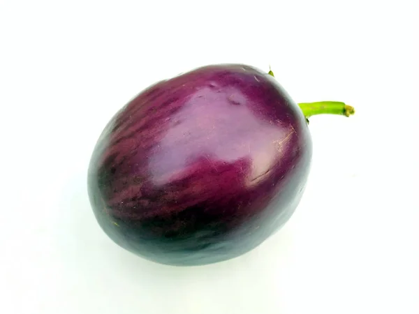 Een Frisse Violette Brinjal Groenten Geïsoleerd Een Witte Achtergrond — Stockfoto