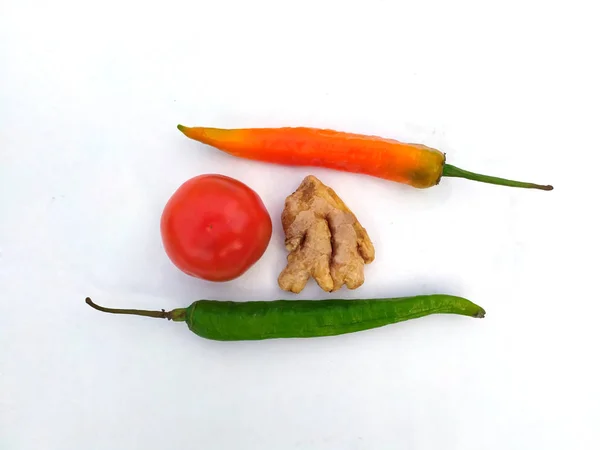 Viel Frisches Gesundes Gemüse Einem Plastikboul Auf Weißem Hintergrund Isoliert — Stockfoto