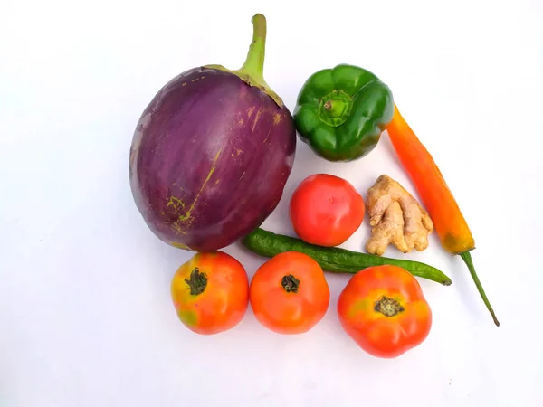 Viel Frisches Gesundes Gemüse Einem Plastikboul Auf Weißem Hintergrund Isoliert — Stockfoto