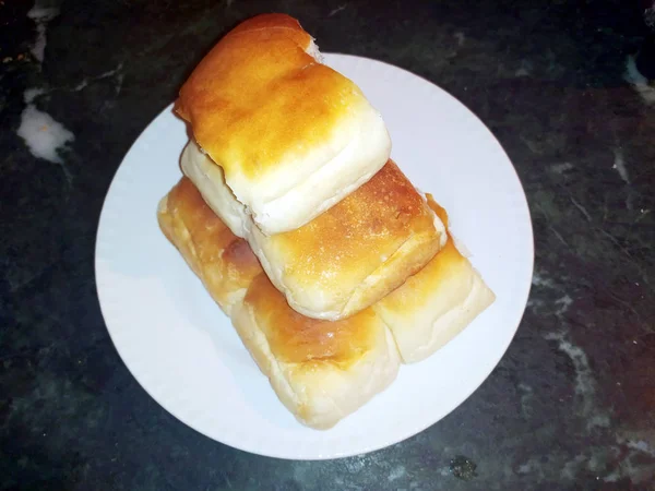 Hausgemachtes Frisches Brot Einem Weißen Teller Auf Schwarzem Steinhintergrund — Stockfoto
