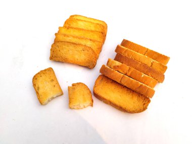 Beyaz arka planda izole edilmiş taze kuru ekmek