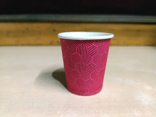 Uma Xícara Chá Papel Cor Vermelha Estabelece Chão Madeira — Fotografia de Stock