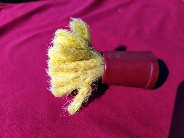 Une Brosse Plastique Rouge Jaune Isolée Sur Fond Rouge — Photo