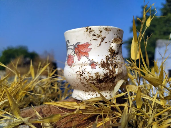 White Clay Tea Cup Dirt Put Dry Yellow Grass — Stock Photo, Image