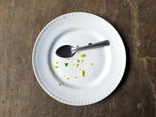 Ein Weißer Tonteller Mit Etwas Essen Und Einem Löffel Isoliert Stockfoto